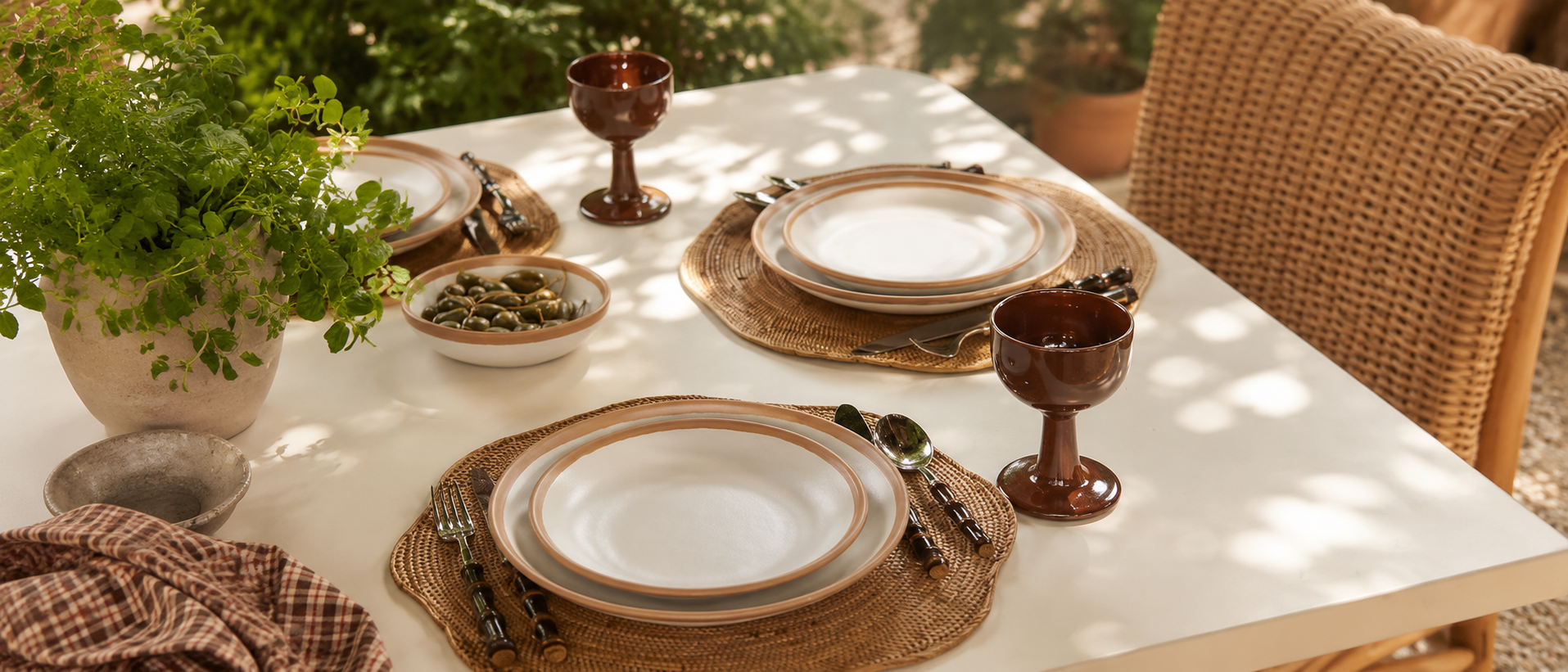 Relaxed dining table with everyday tableware