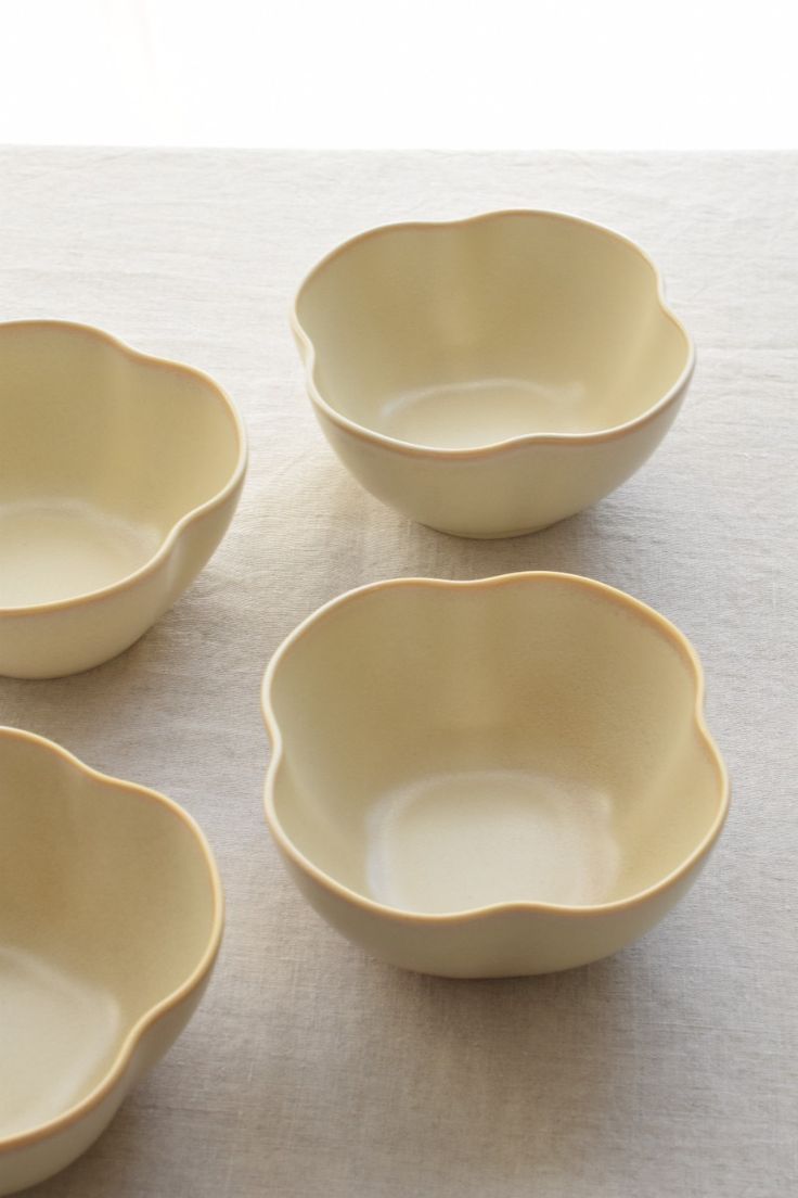Tableware arranged in a relaxed dining setting